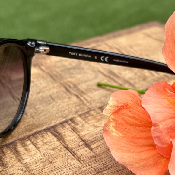 😎Tory Burch sunglasses, black and silver, comes with R Graham hard case - Picture 5 of 8